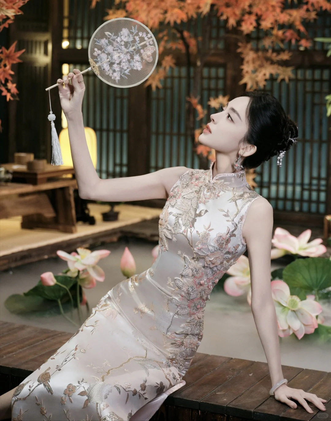 Burgunderroter chinesischer Qipao mit Stickereidetails
