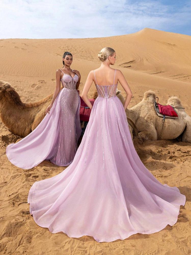 Zwei rosafarbene Ballkleider, fotografiert in einer Wüstenkulisse