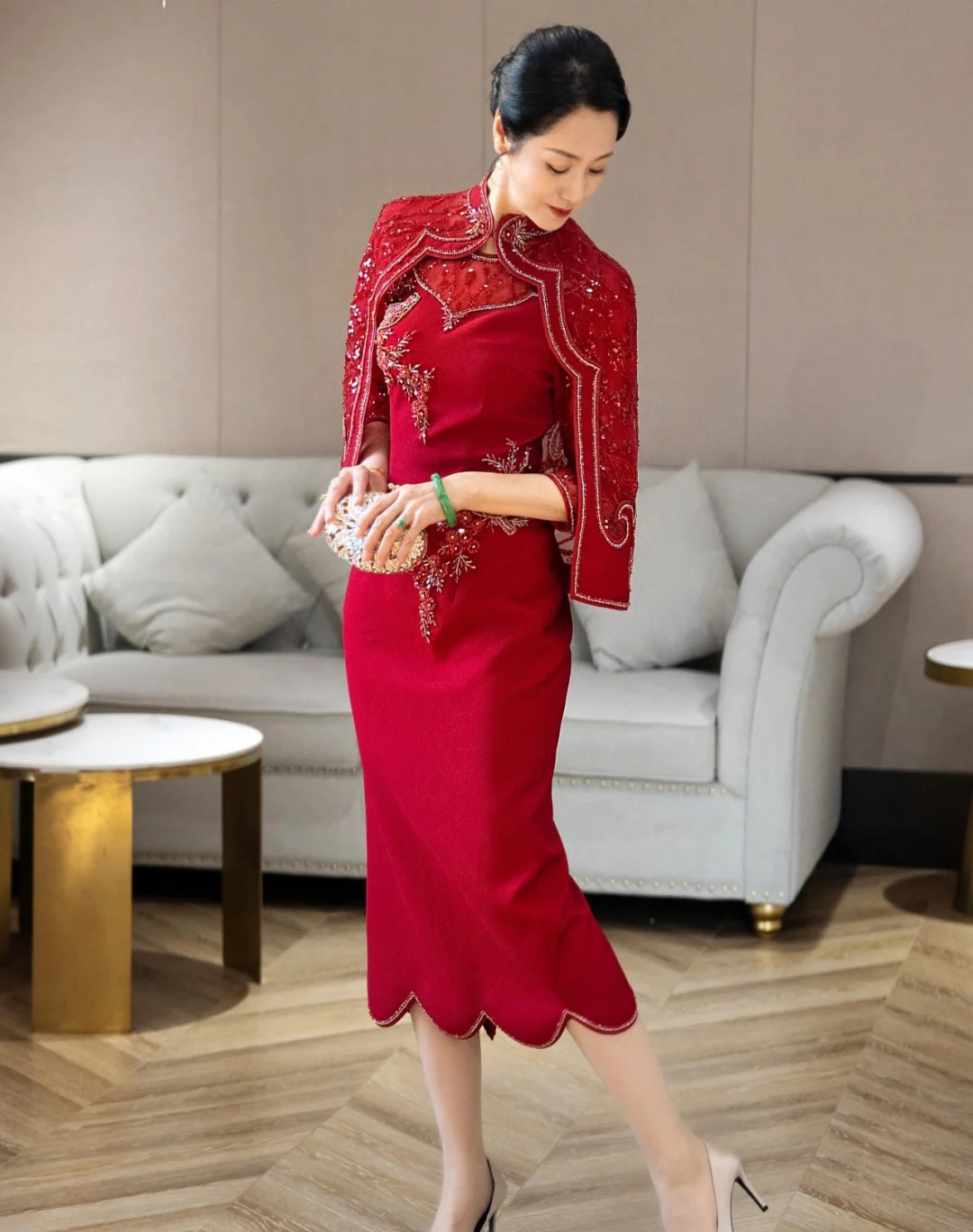 Elegantes chinesisches Brautmutter-Kleid mit dezenten Stickereien